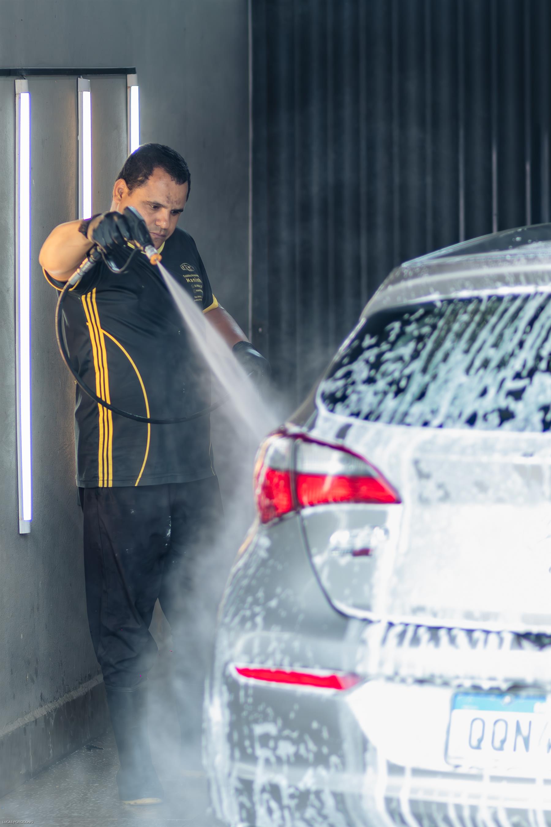 Lavagem de carro com espuma e água pela equipe